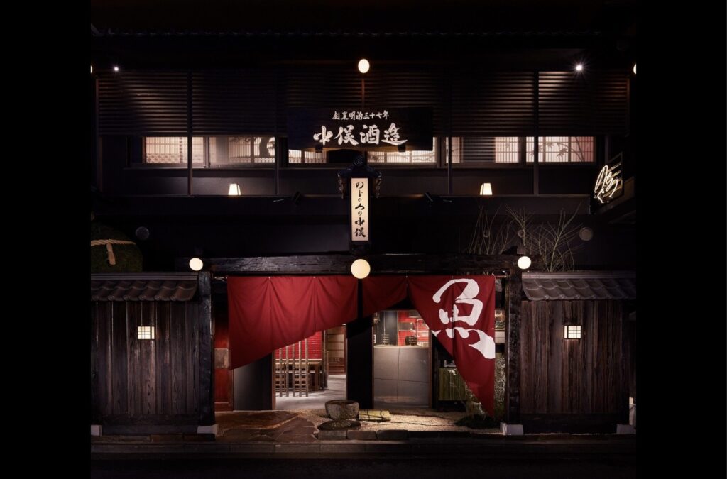 夜の店舗外観
